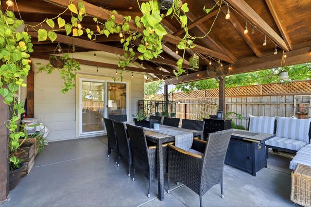 2702 Burl Court, Hanford, CA 93230