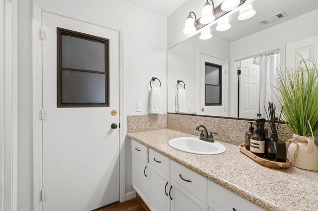 2702 Burl Court, Hanford, CA 93230