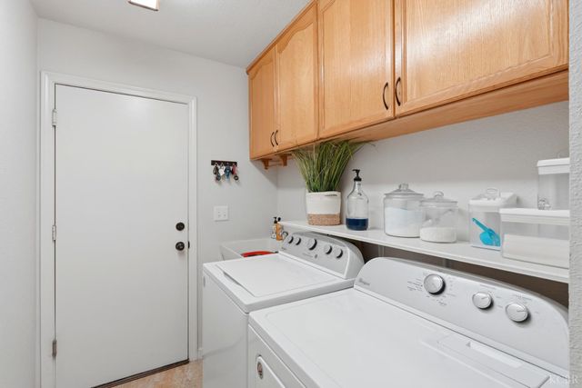 2702 Burl Court, Hanford, CA 93230