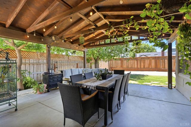 2702 Burl Court, Hanford, CA 93230