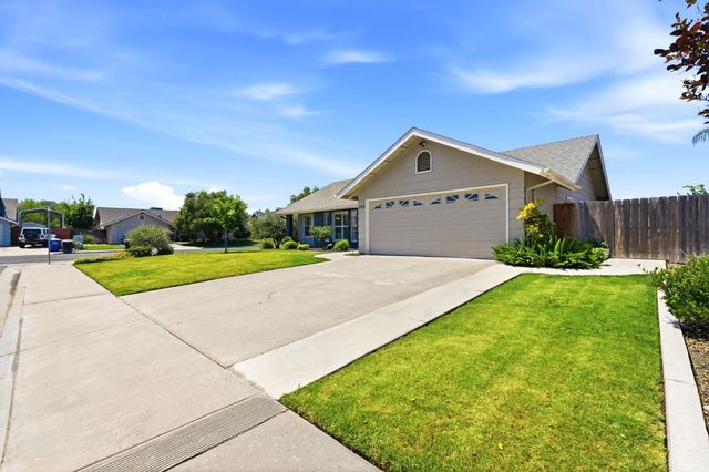 2702 Burl Court, Hanford, CA 93230