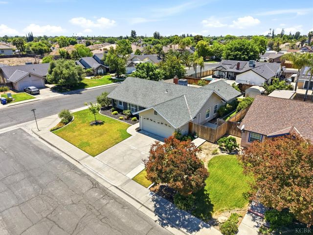 2702 Burl Court, Hanford, CA 93230