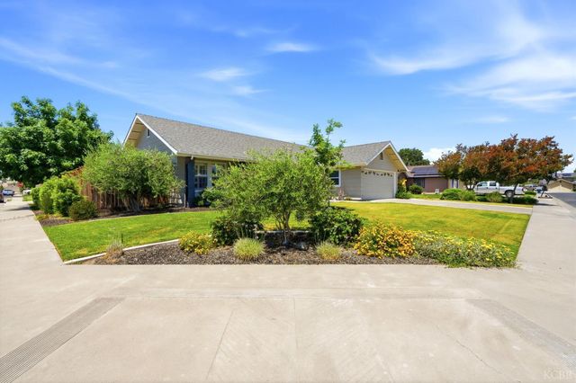 2702 Burl Court, Hanford, CA 93230