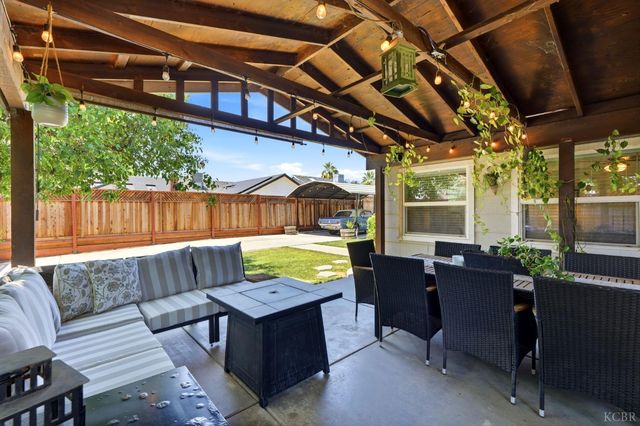2702 Burl Court, Hanford, CA 93230