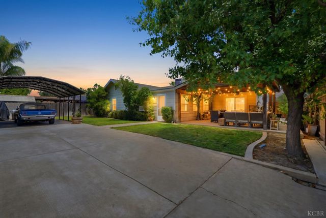 2702 Burl Court, Hanford, CA 93230
