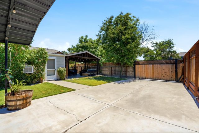 2702 Burl Court, Hanford, CA 93230