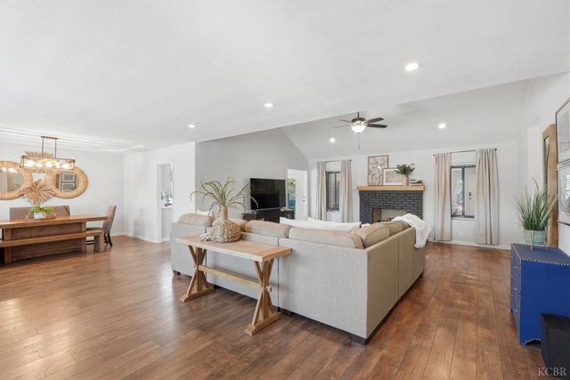 2702 Burl Court, Hanford, CA 93230
