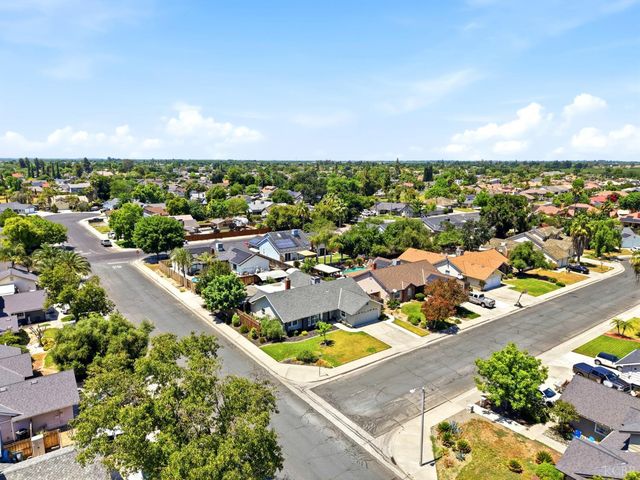 2702 Burl Court, Hanford, CA 93230