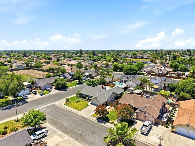 2702 Burl Court, Hanford, CA 93230