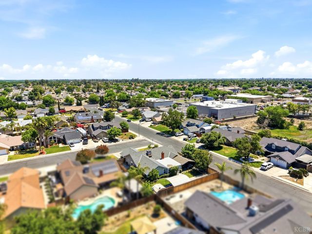 2702 Burl Court, Hanford, CA 93230