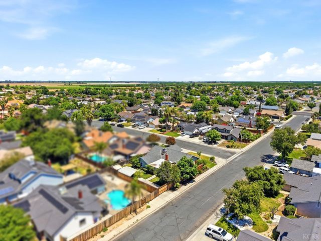 2702 Burl Court, Hanford, CA 93230