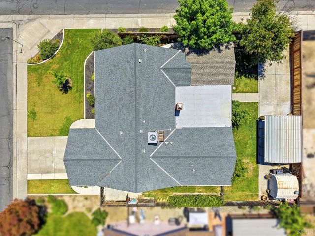 2702 Burl Court, Hanford, CA 93230