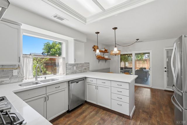 2702 Burl Court, Hanford, CA 93230