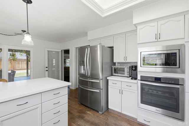 2702 Burl Court, Hanford, CA 93230