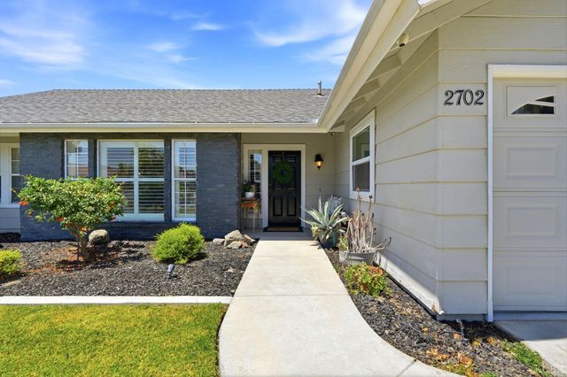 2702 Burl Court, Hanford, CA 93230