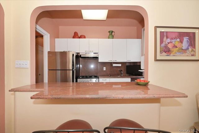 21 Barstow Road 6-L, Great Neck, NY 11021