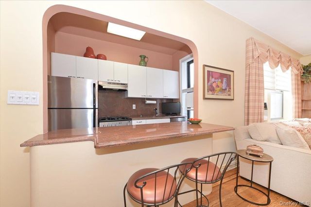 21 Barstow Road 6-L, Great Neck, NY 11021