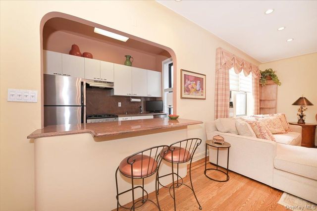 21 Barstow Road 6-L, Great Neck, NY 11021