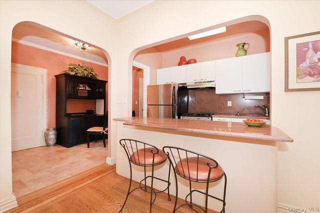 21 Barstow Road 6-L, Great Neck, NY 11021