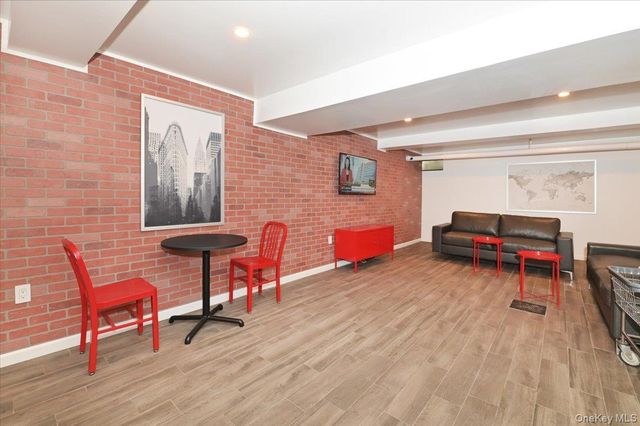 21 Barstow Road 6-L, Great Neck, NY 11021