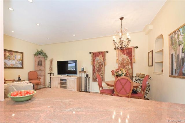 21 Barstow Road 6-L, Great Neck, NY 11021