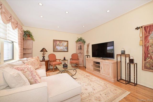 21 Barstow Road 6-L, Great Neck, NY 11021