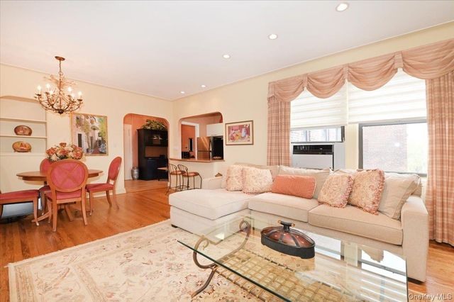 21 Barstow Road 6-L, Great Neck, NY 11021