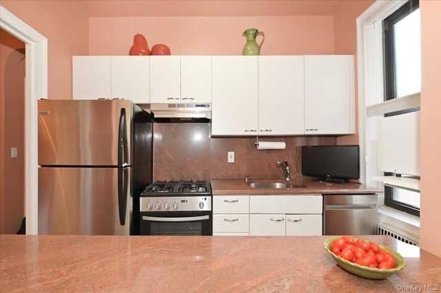 21 Barstow Road 6-L, Great Neck, NY 11021