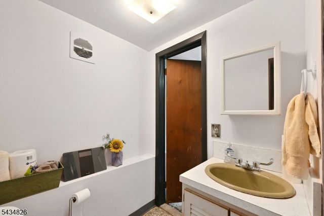 347 Chestnut Ave, South Hackensack Twp., NJ 07606