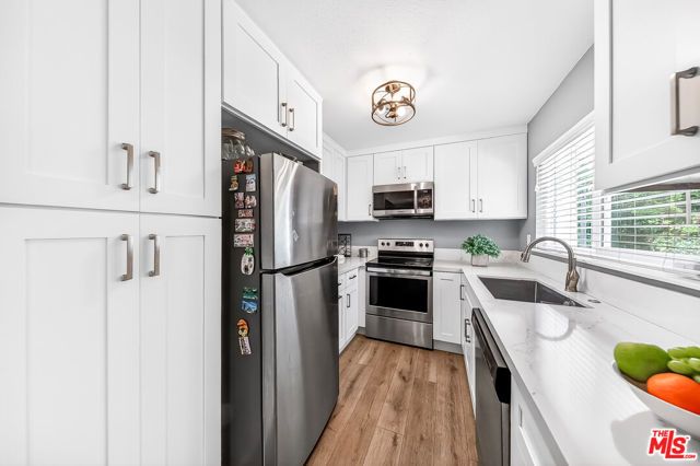 7320 Lennox Avenue F7, Van Nuys (los Angeles), CA 91405