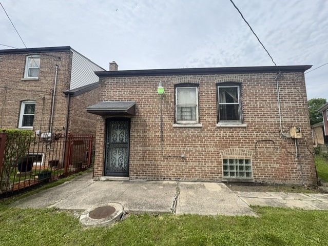 8153 S Marquette Avenue, Chicago, IL 60617