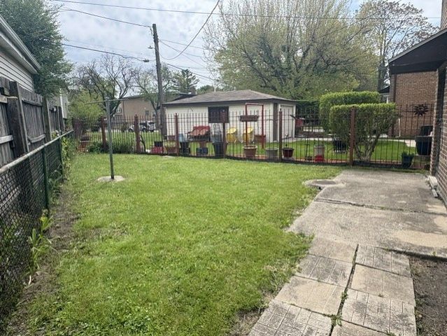 8153 S Marquette Avenue, Chicago, IL 60617
