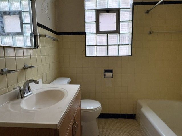 8153 S Marquette Avenue, Chicago, IL 60617