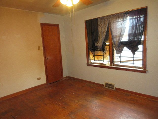 8153 S Marquette Avenue, Chicago, IL 60617