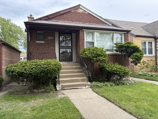 8153 S Marquette Avenue, Chicago, IL 60617