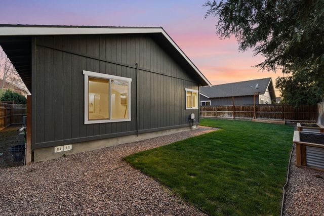 2217 NW Cedar Avenue, Redmond, OR 97756