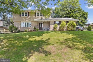 1945 NORMANDIE DR, York, PA 17408