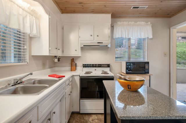 258 Captains Point Rd, Silver Point, TN 38582