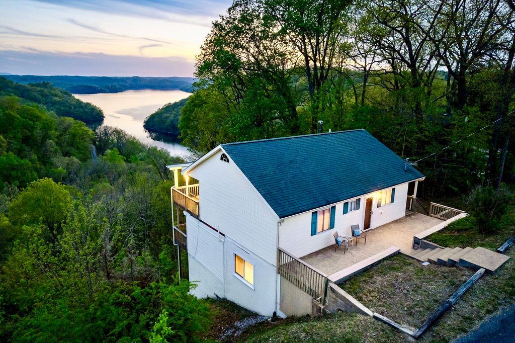 258 Captains Point Rd, Silver Point, TN 38582