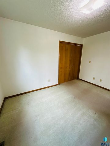 26967 Elmen Pl, Sioux Falls, SD 57108