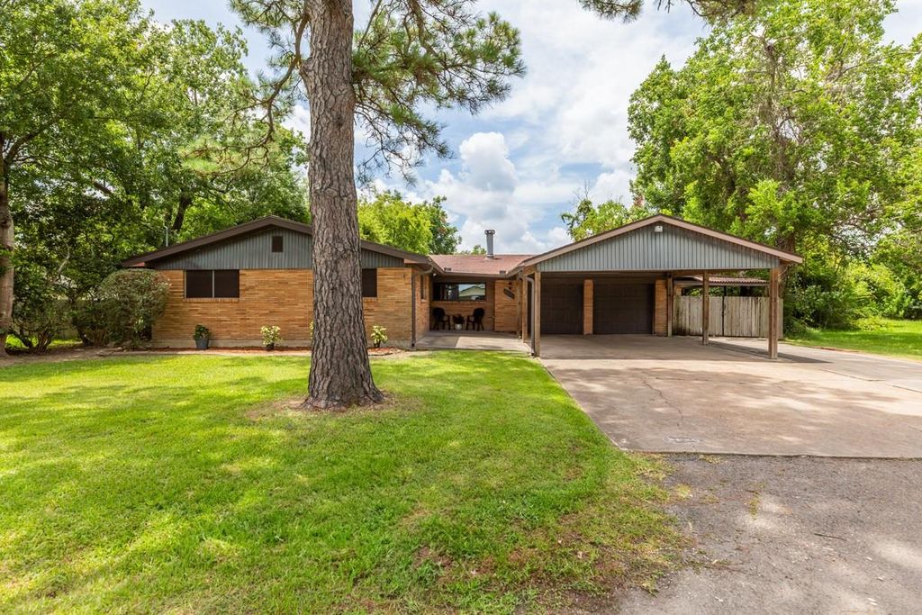 6161 Cove Drive, Groves, TX 77619