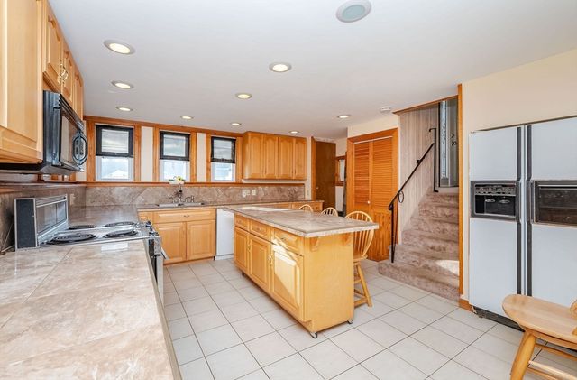 731 Hilldale Ave, Haverhill, MA 01832