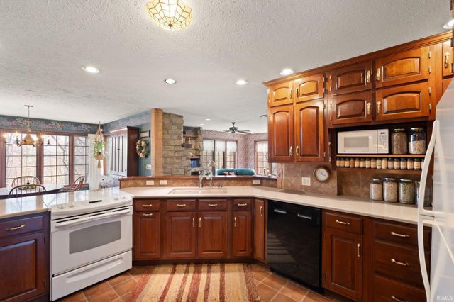 925 W Oakwood Lane, Paoli, IN 47454