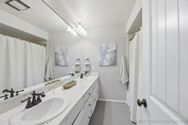 8417 E 64th Place, Tulsa, OK 74133