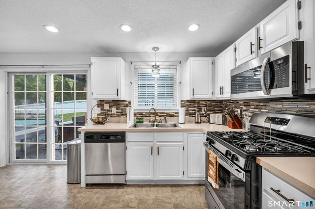 5 Bentley Drive, Manchester, CT 06040