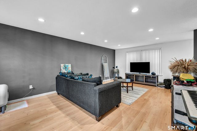 5 Bentley Drive, Manchester, CT 06040