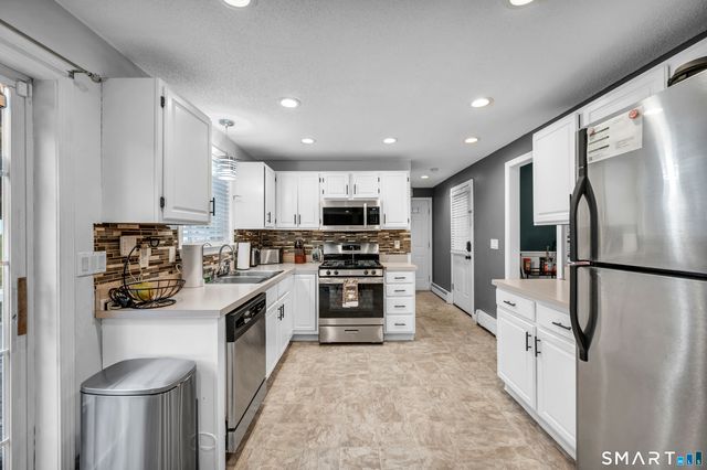 5 Bentley Drive, Manchester, CT 06040