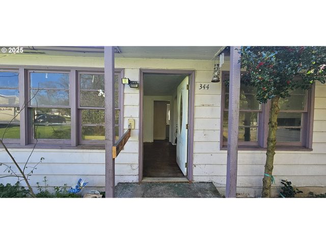 344 S 15TH St, St Helens, OR 97051