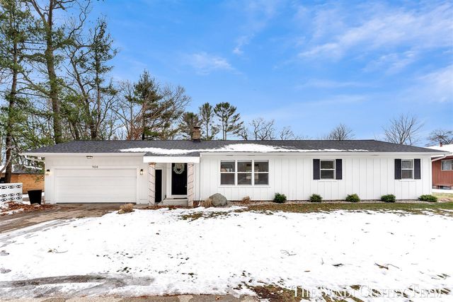 904 E Savidge Street, Spring Lake, MI 49456
