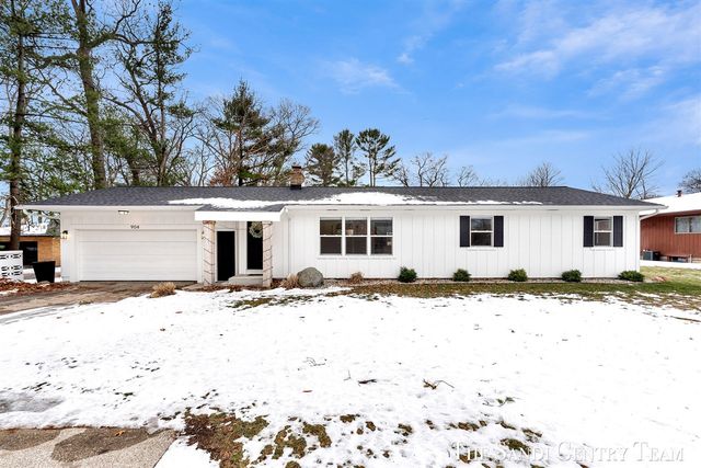 904 E Savidge Street, Spring Lake, MI 49456